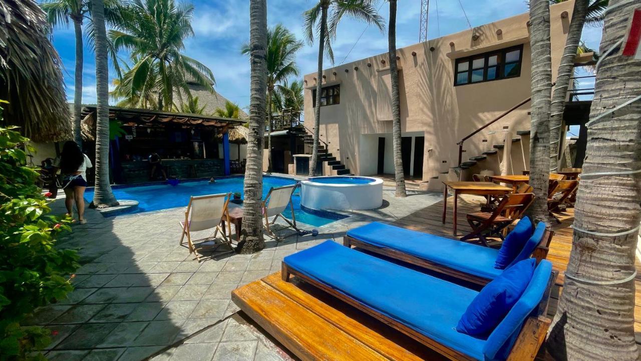 Johnnys Place Hotel Monterrico Bagian luar foto