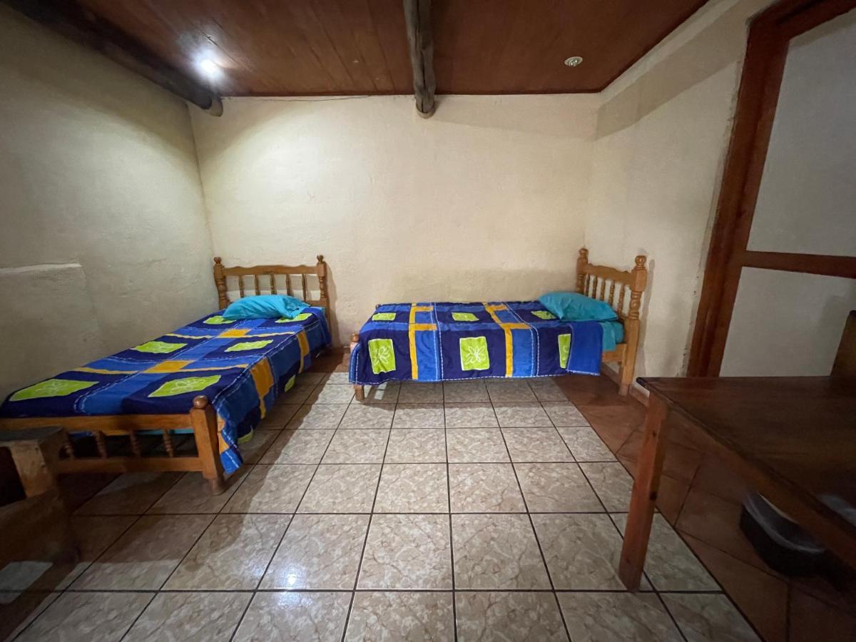 Johnnys Place Hotel Monterrico Bagian luar foto