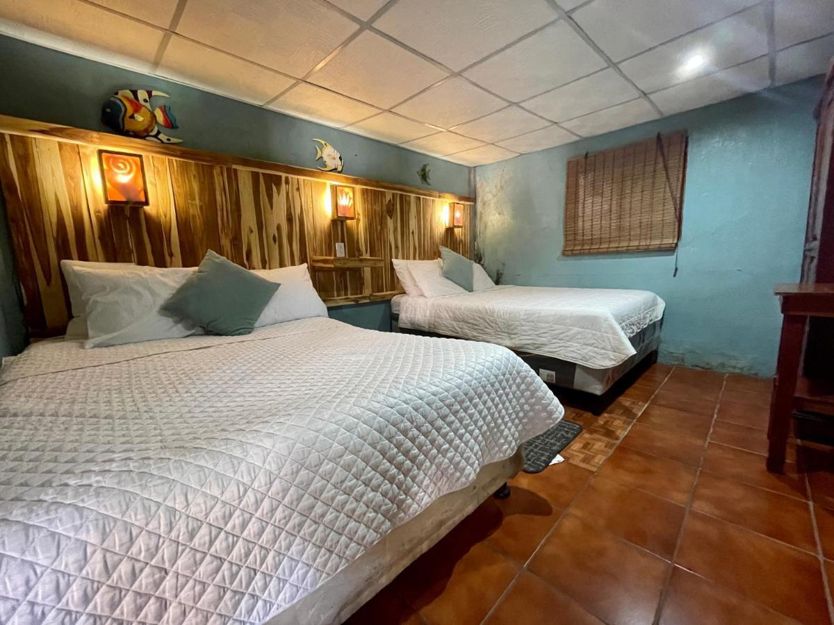 Johnnys Place Hotel Monterrico Bagian luar foto