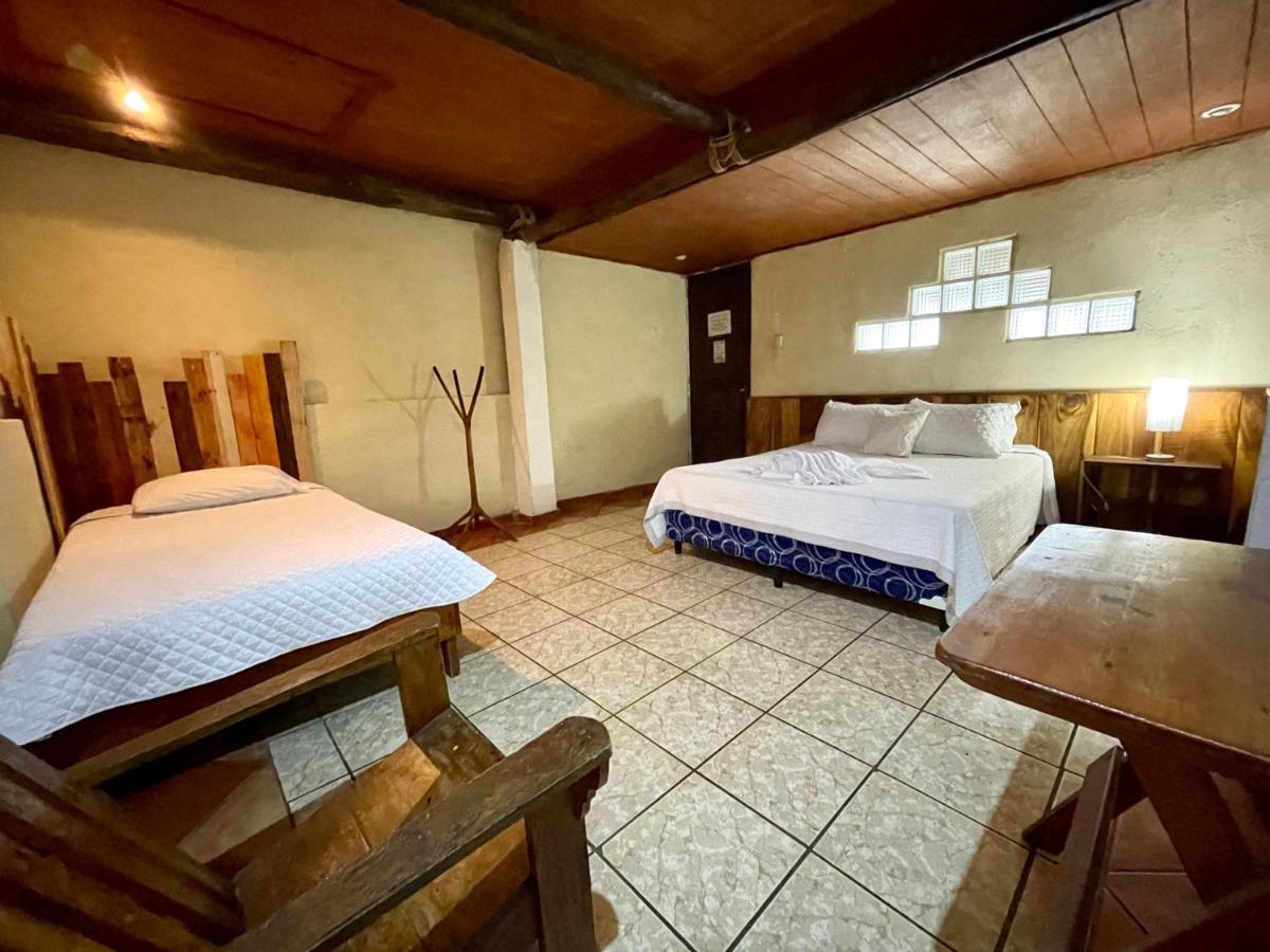 Johnnys Place Hotel Monterrico Bagian luar foto