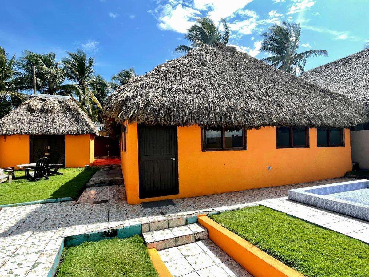 Johnnys Place Hotel Monterrico Bagian luar foto