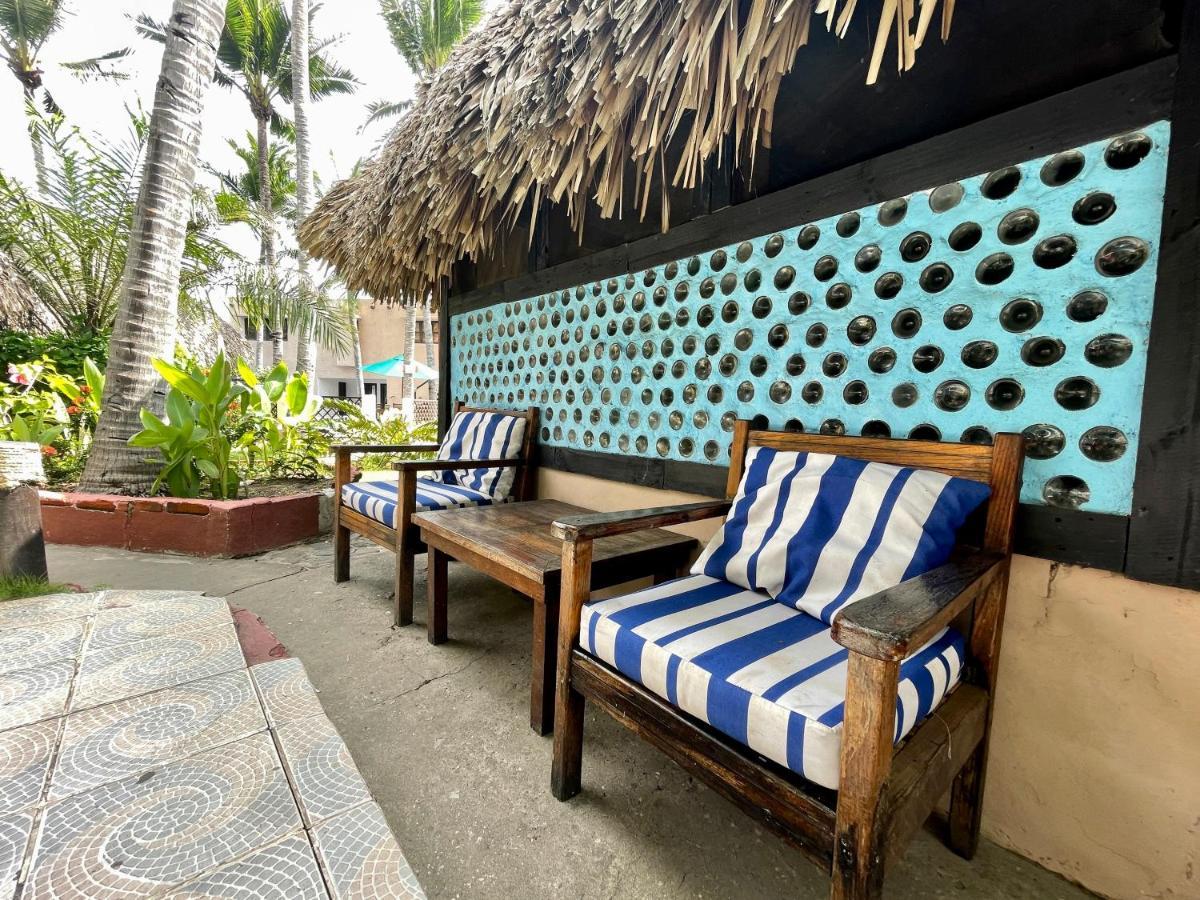 Johnnys Place Hotel Monterrico Bagian luar foto