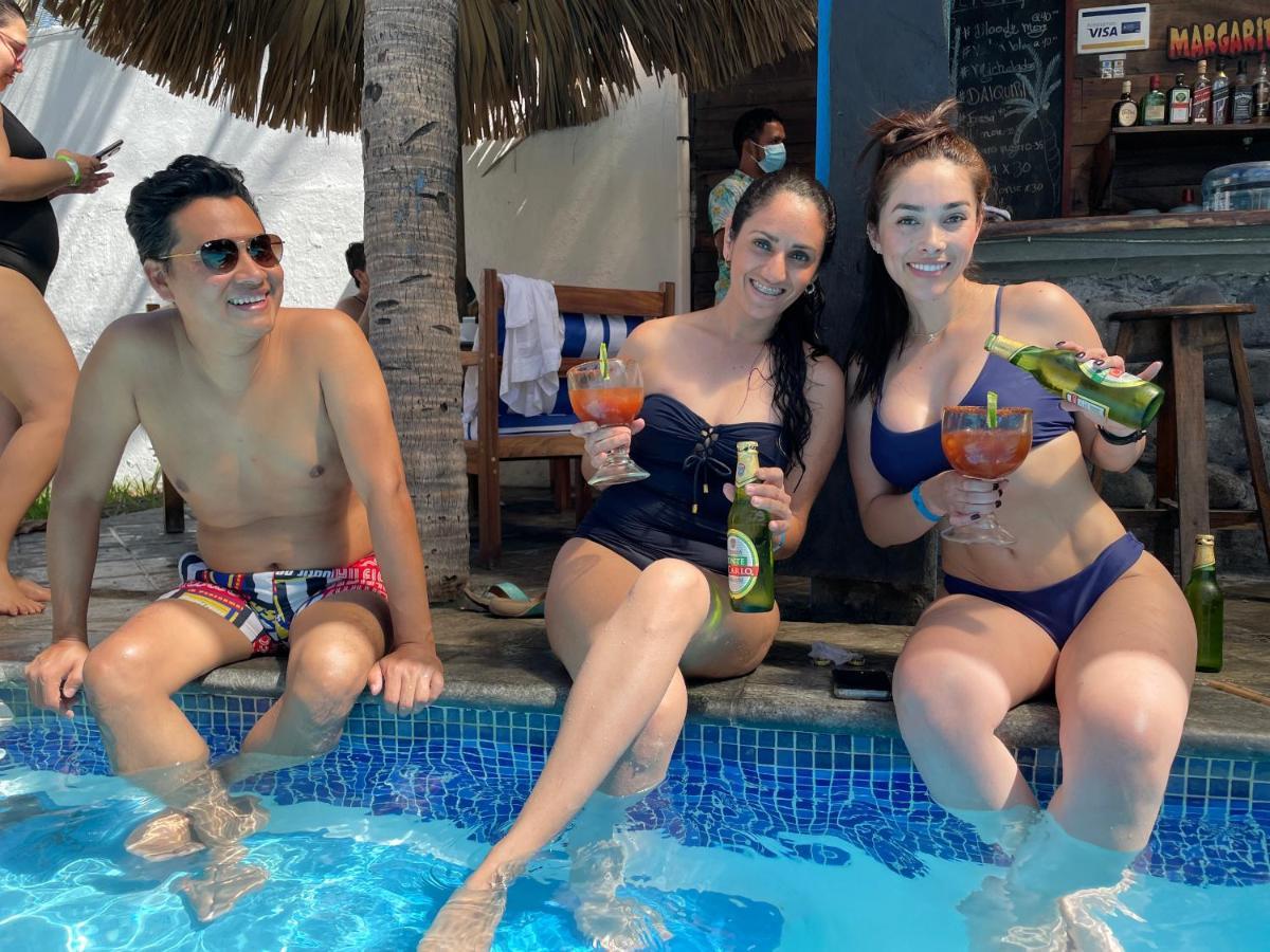 Johnnys Place Hotel Monterrico Bagian luar foto