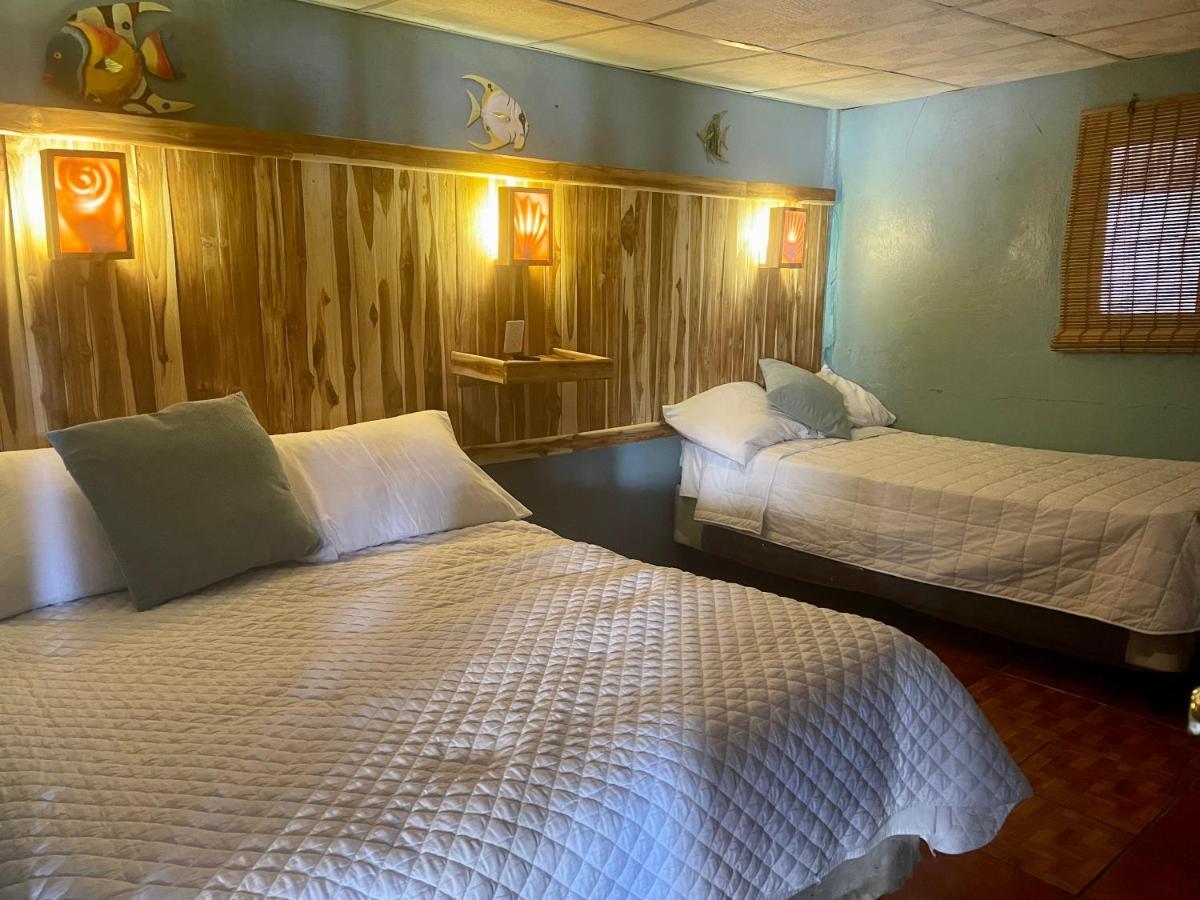 Johnnys Place Hotel Monterrico Bagian luar foto