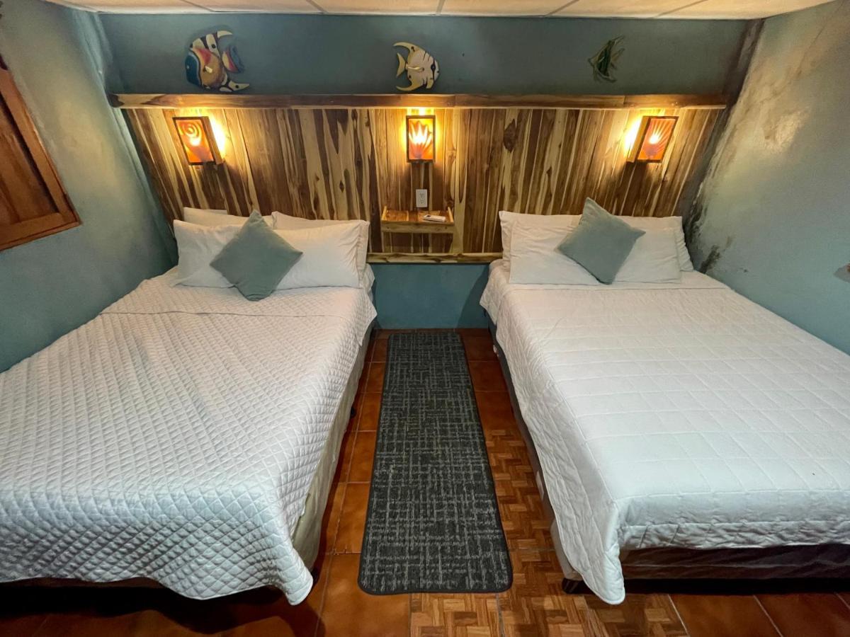 Johnnys Place Hotel Monterrico Bagian luar foto