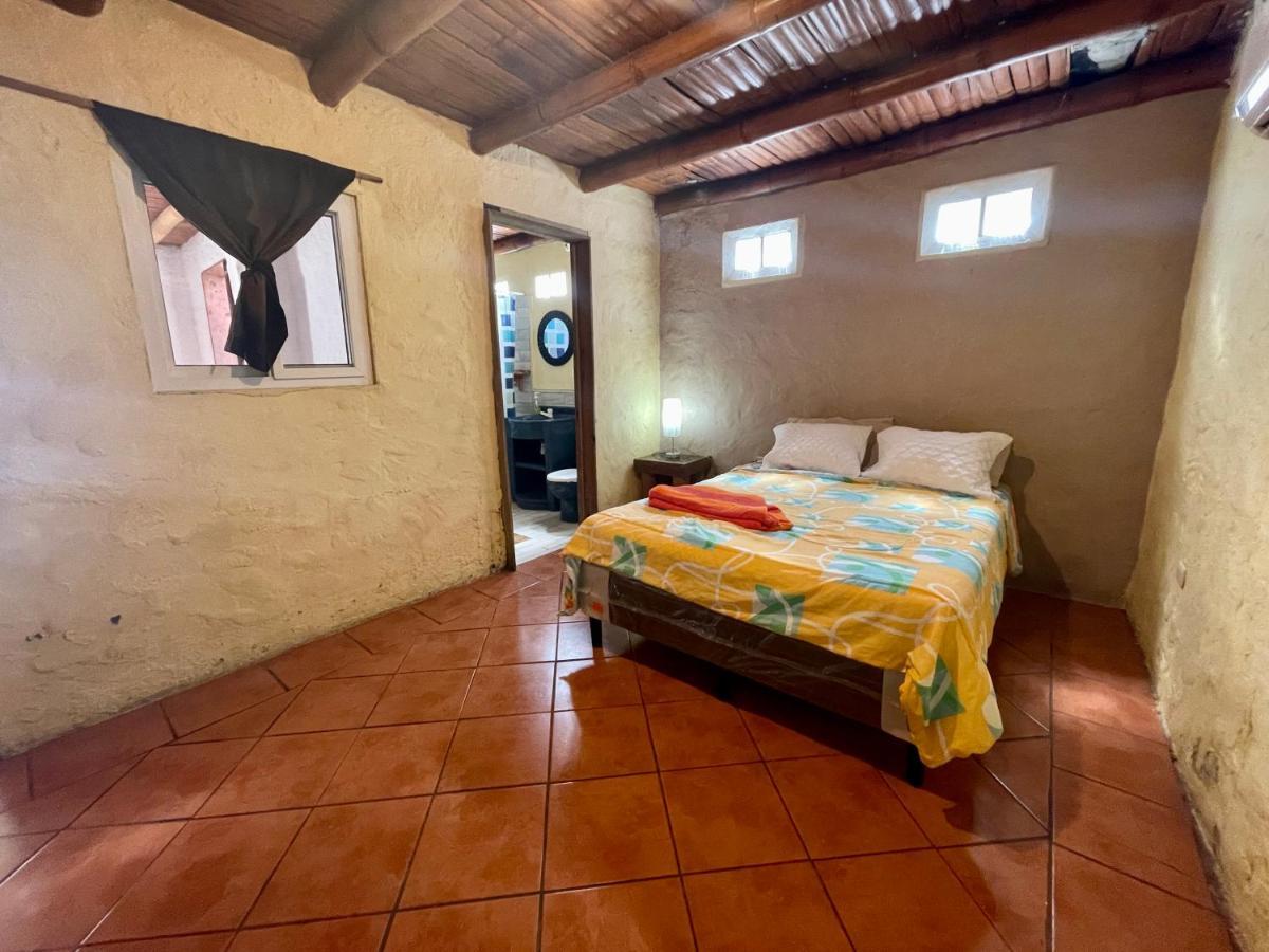 Johnnys Place Hotel Monterrico Bagian luar foto
