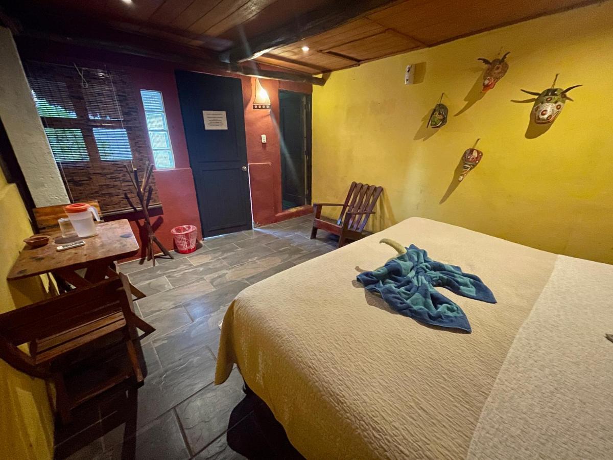 Johnnys Place Hotel Monterrico Bagian luar foto