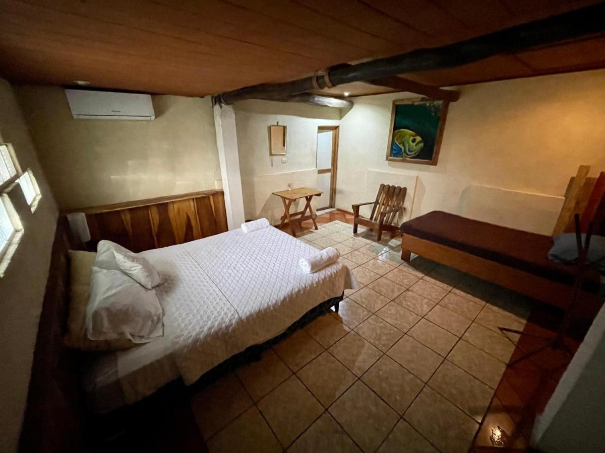 Johnnys Place Hotel Monterrico Bagian luar foto