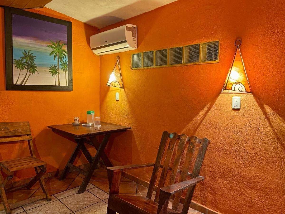 Johnnys Place Hotel Monterrico Bagian luar foto