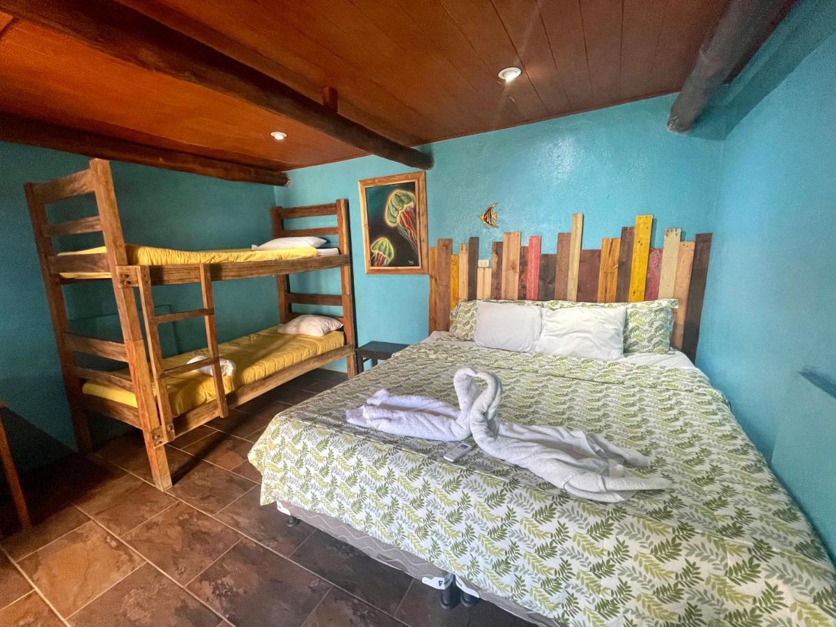 Johnnys Place Hotel Monterrico Bagian luar foto
