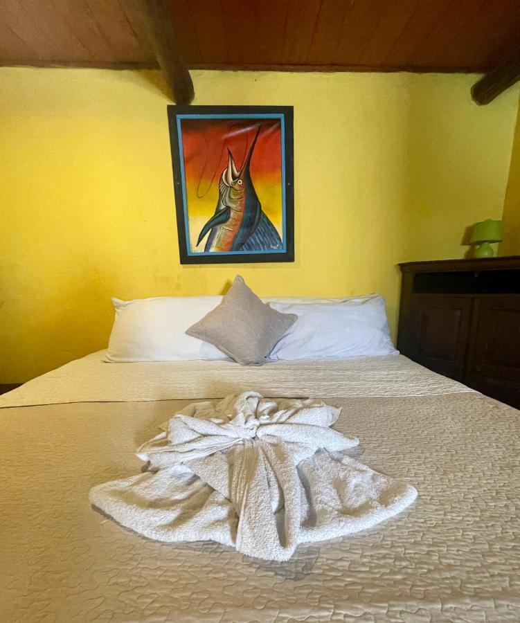 Johnnys Place Hotel Monterrico Bagian luar foto