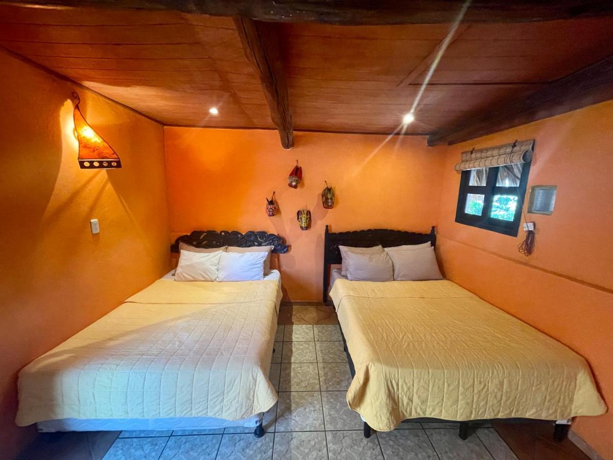 Johnnys Place Hotel Monterrico Bagian luar foto