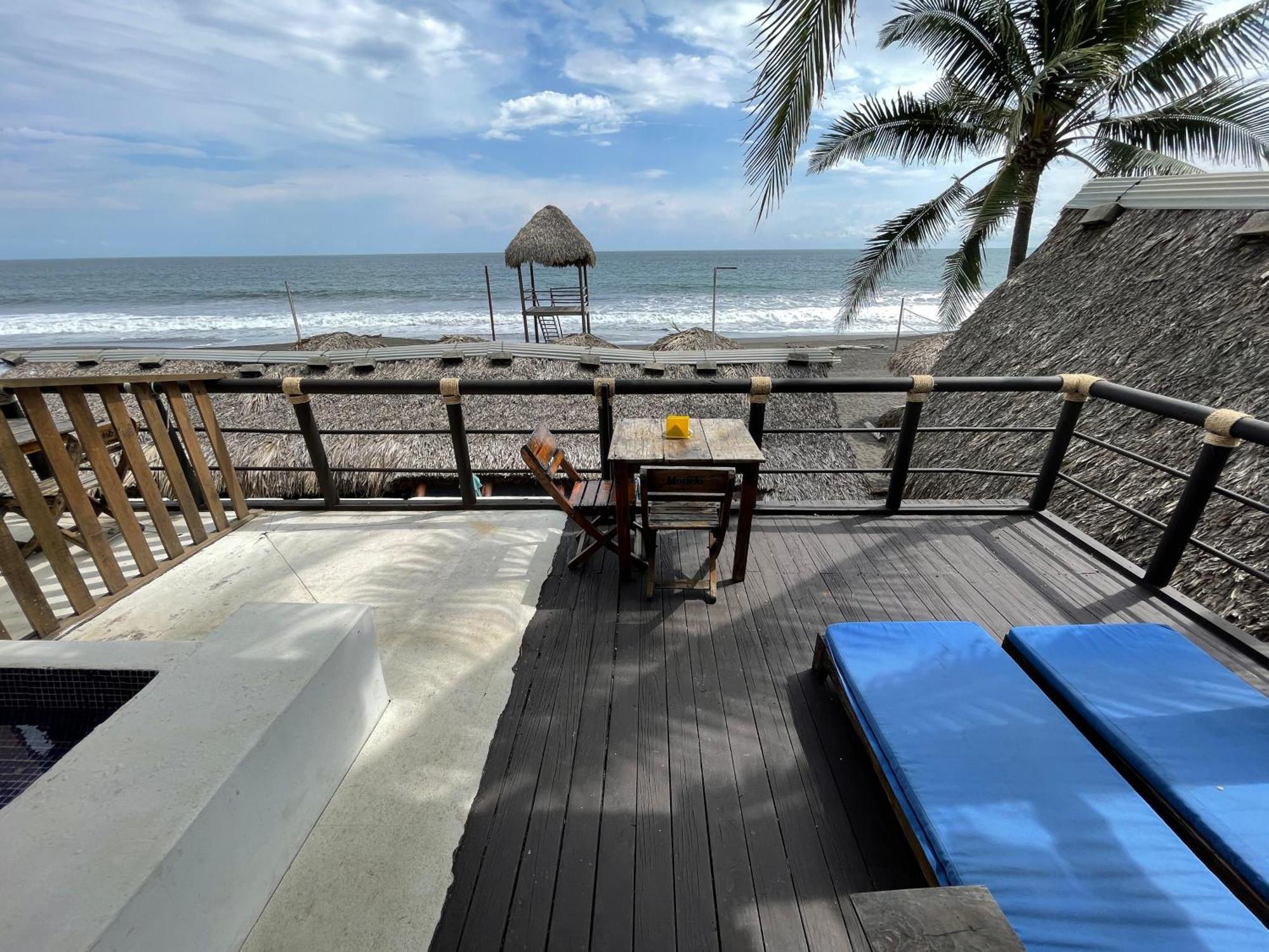 Johnnys Place Hotel Monterrico Bagian luar foto