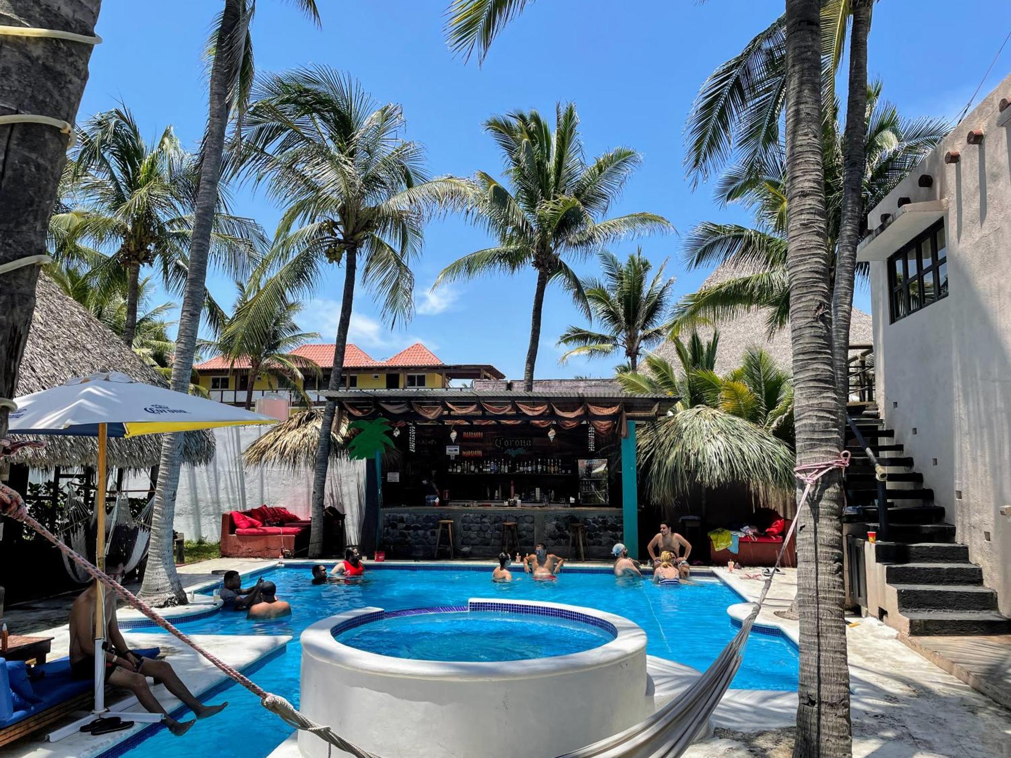 Johnnys Place Hotel Monterrico Bagian luar foto